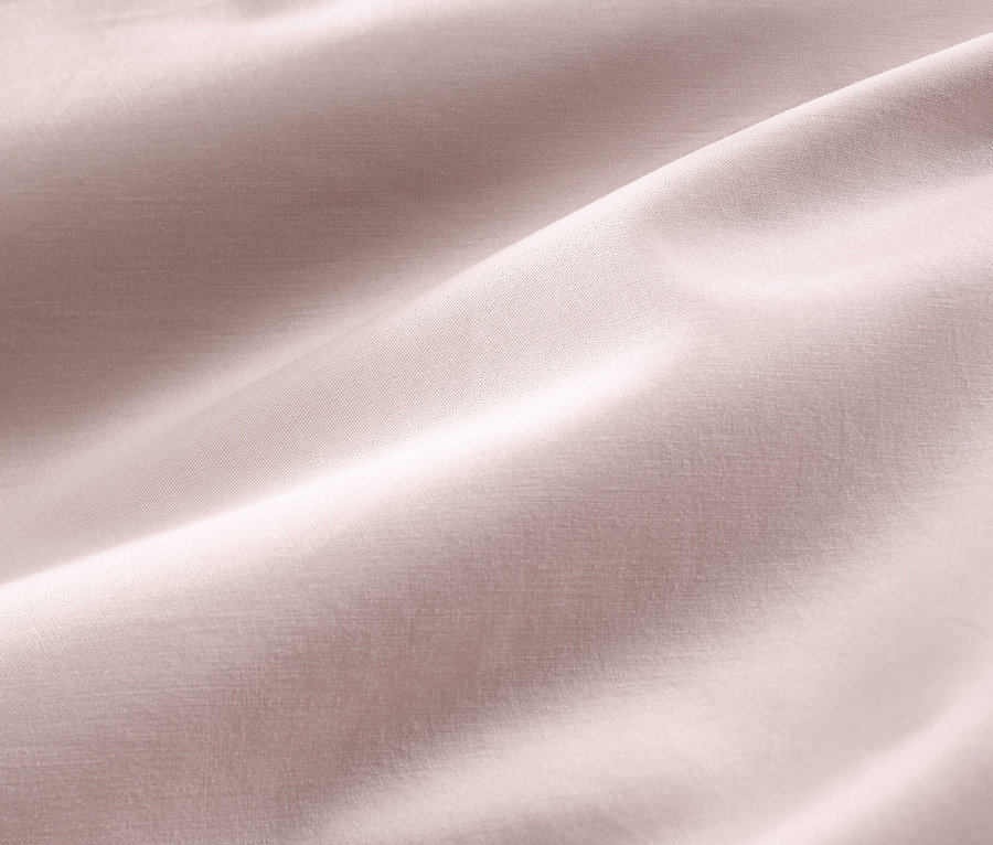 Nahaufnahme von rosafarbener Baumwollsatin-Bettwäsche in Normal- und Übergröße.