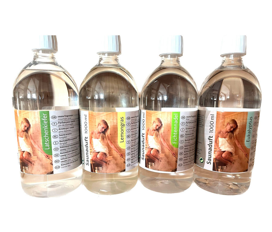 Vier Flaschen Karibu Sauna-Aufgusskonzentrat, jede mit einem Etikett, das eine Frau in der Sauna und eine Duftbeschreibung zeigt: Latschenkiefer, Lemongras, Fichtennadel und Eukalyptus.