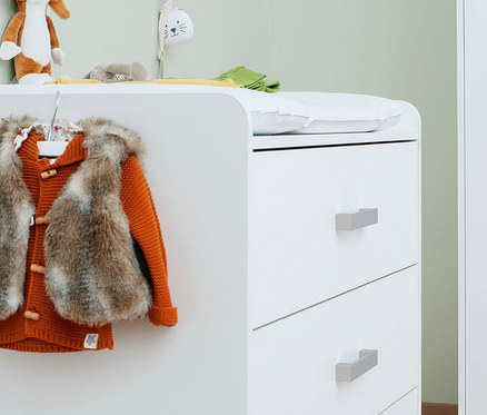 Detailansicht des weißen, breiten 3-teiligen Pinolino Sets »Viktoria« mit Schubladen und Kinderkleidung.