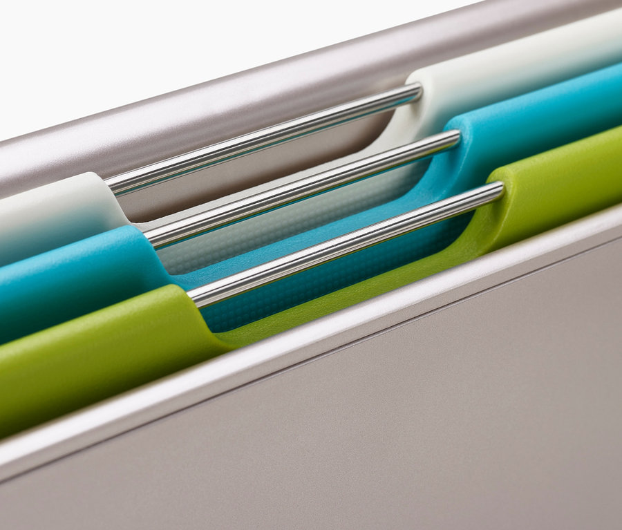 Detailaufnahme des Joseph Joseph Schneidebrett-Sets »Folio Slim« im Halter.