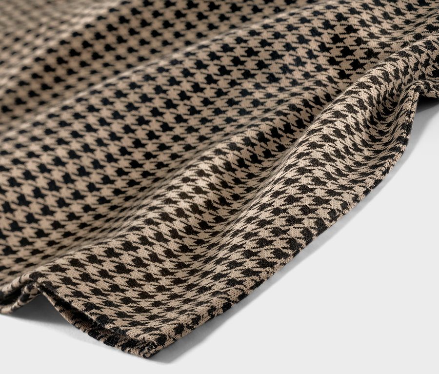 Detailaufnahme eines Sweatrocks mit Hahnentritt-Jacquard.