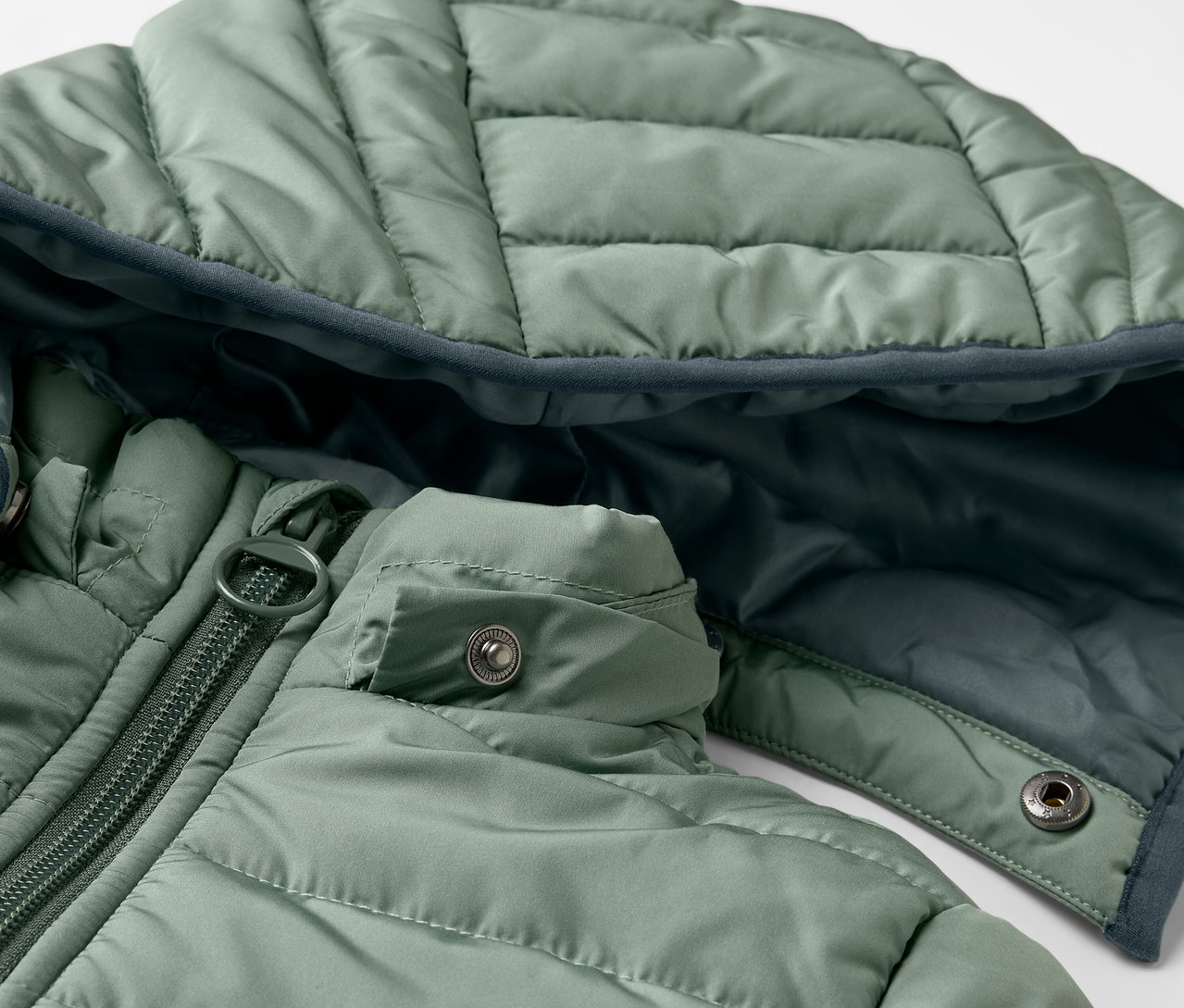 Detailansicht einer grünen Kinder-Steppjacke.