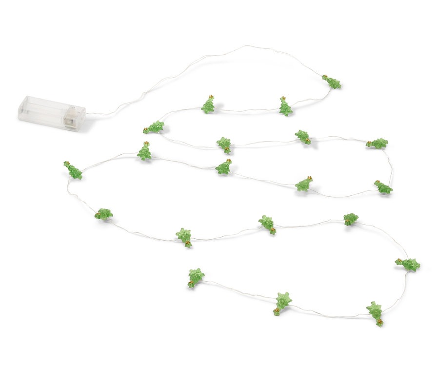 Lichterkette mit kleinen grünen Weihnachtsbäumen auf weißem Hintergrund.