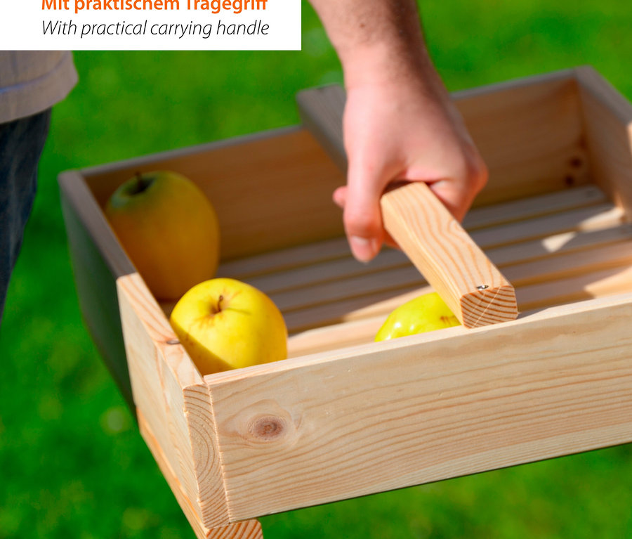 Mann hält ein Vorratsregal mit Äpfeln.