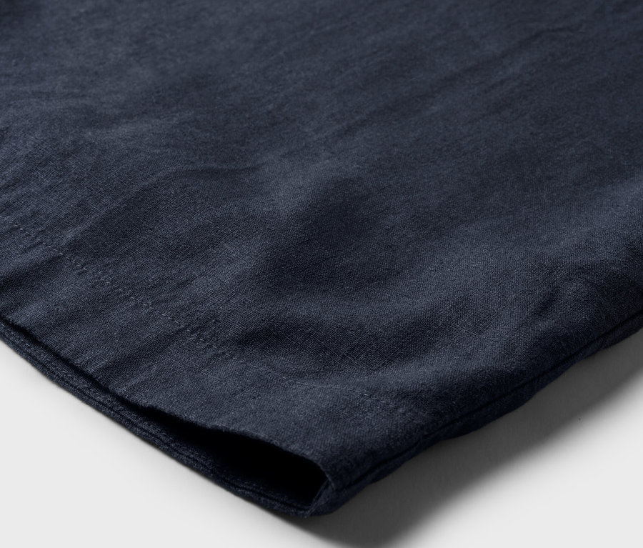 Detailaufnahme eines blauen Leinenkleides.