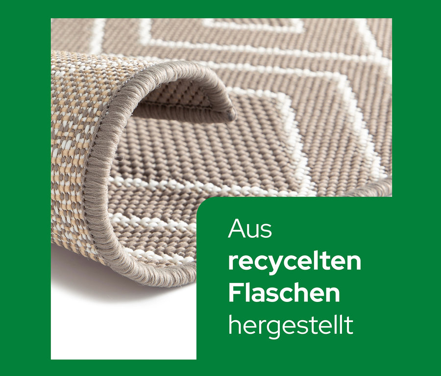 Detailansicht eines braunen, faltbaren Outdoor-Teppichs "Diamond Rhythm".