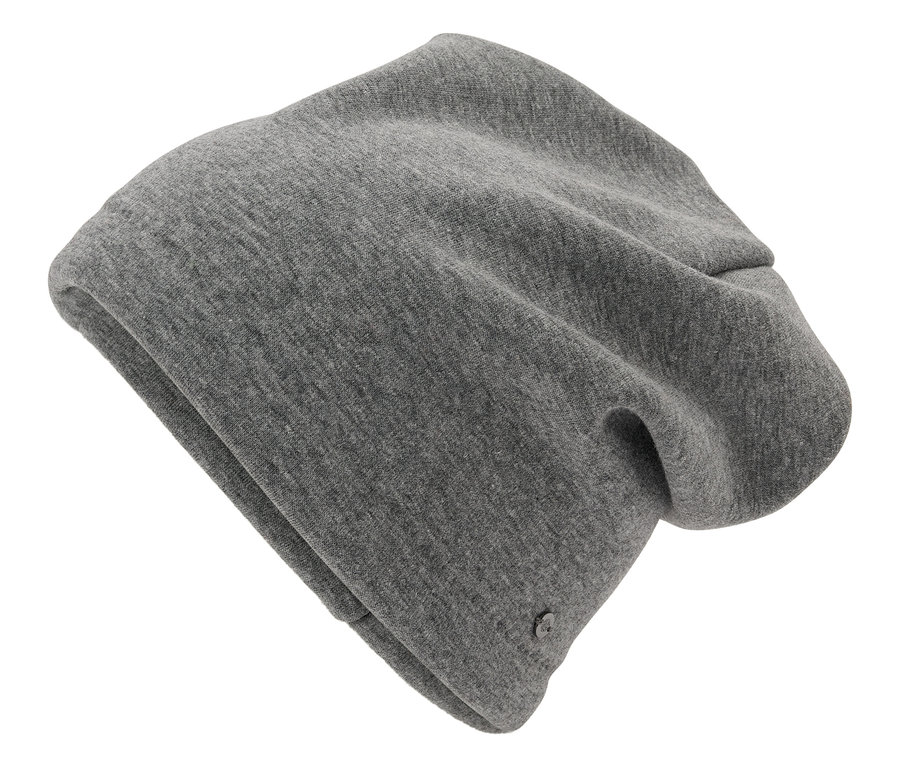 Detailaufnahme einer grauen Strickmütze auf weißem Hintergrund.