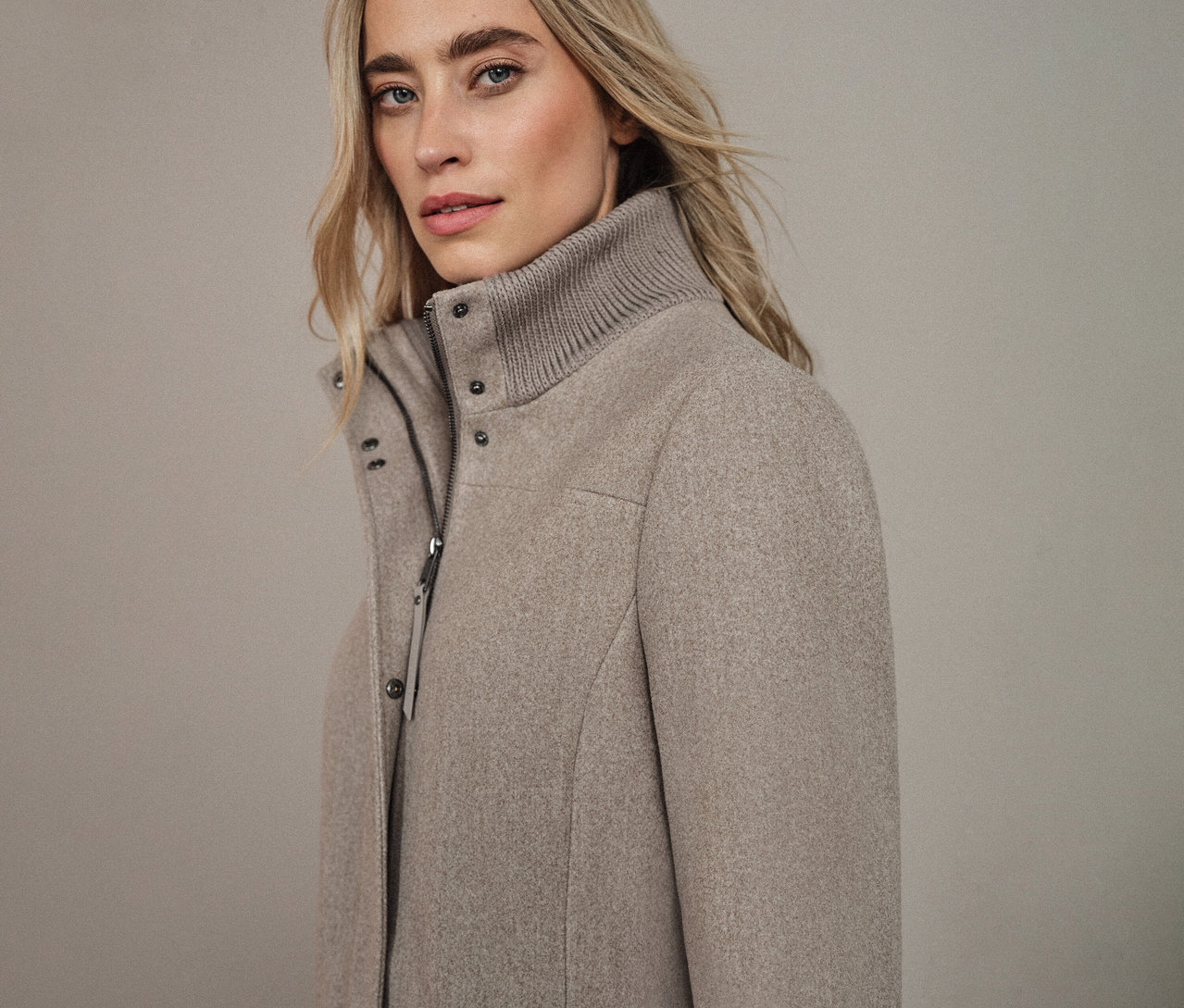 Frau trägt Street One Kurzmantel.