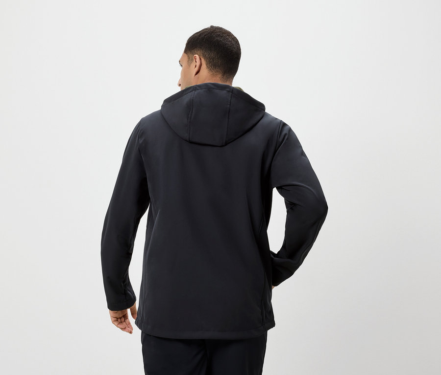 Mann von hinten trägt eine schwarze Kapuzenjacke.