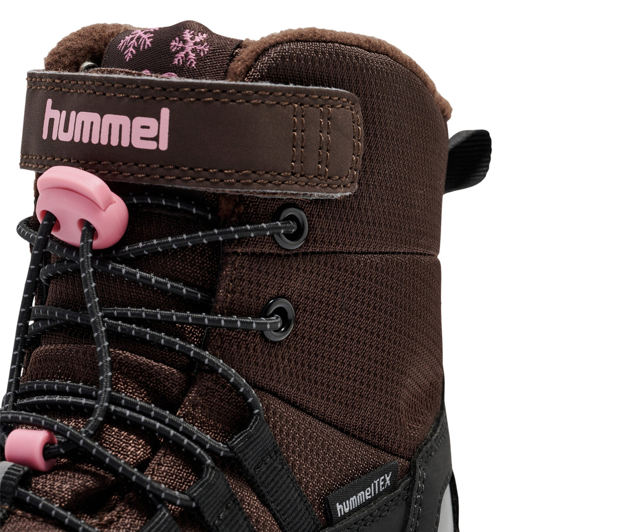Detailaufnahme eines braunen HUMMEL Snow Boot Tex, rosa.