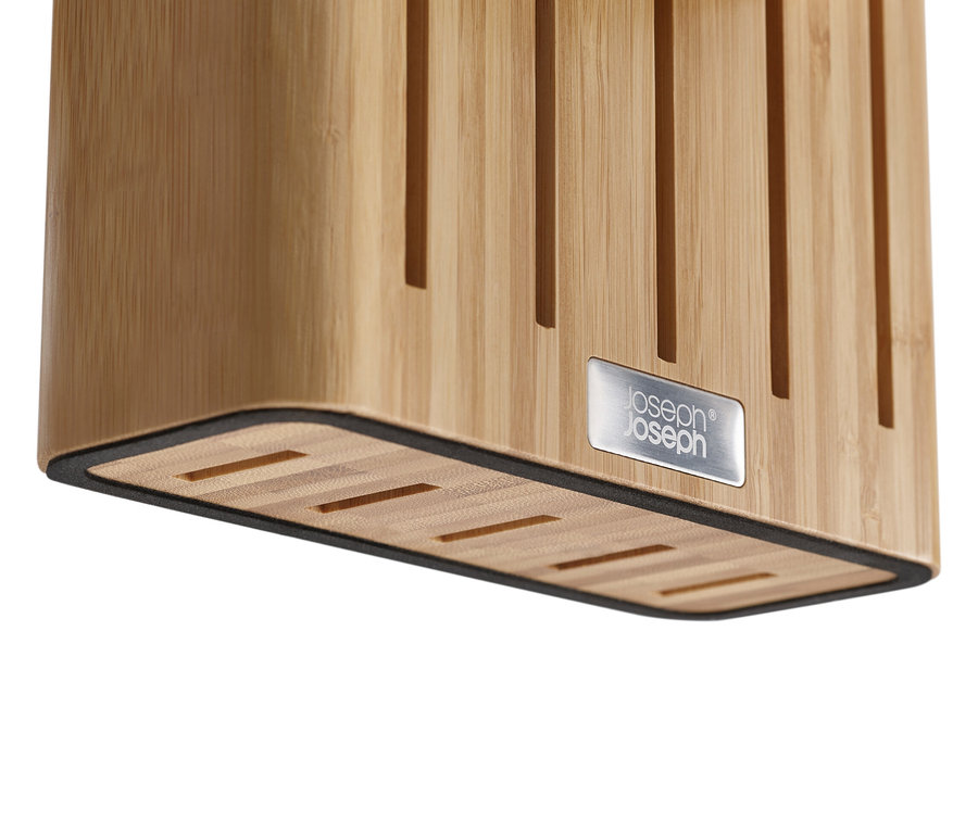 Nahaufnahme eines Messerblocks aus hellem Bambusholz mit Schlitzen und einem Joseph Joseph Logo.