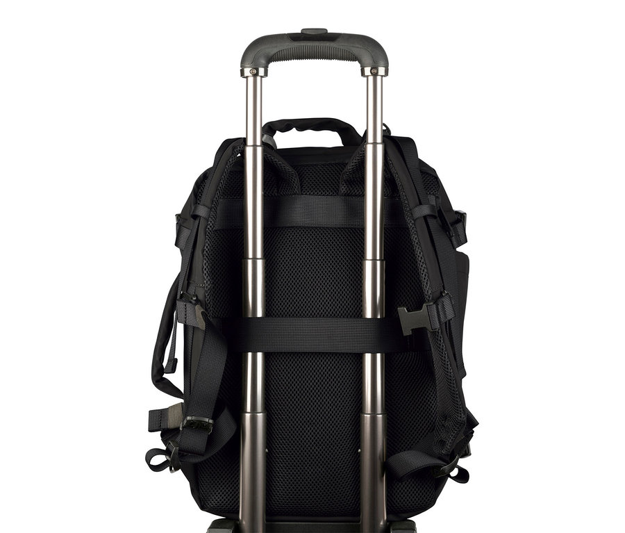 Schwarzer Tucano TUGO DRY Kabinenrucksack mit 15,6-Zoll-Laptopfach ist an einem Trolley befestigt.