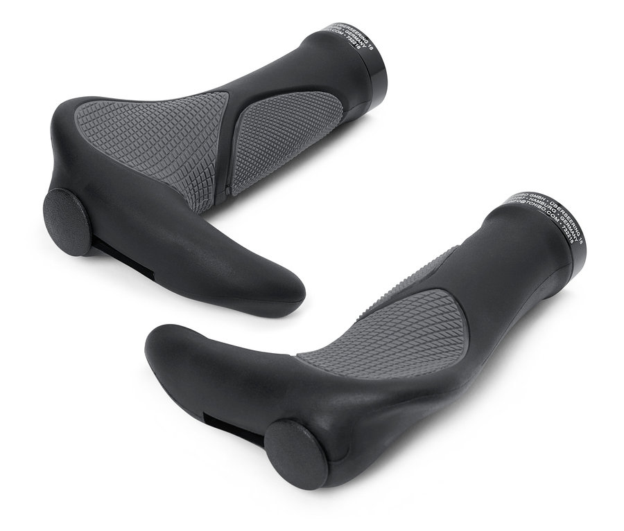 Zwei schwarze Fahrradgriffe liegen auf einem weißen Hintergrund.