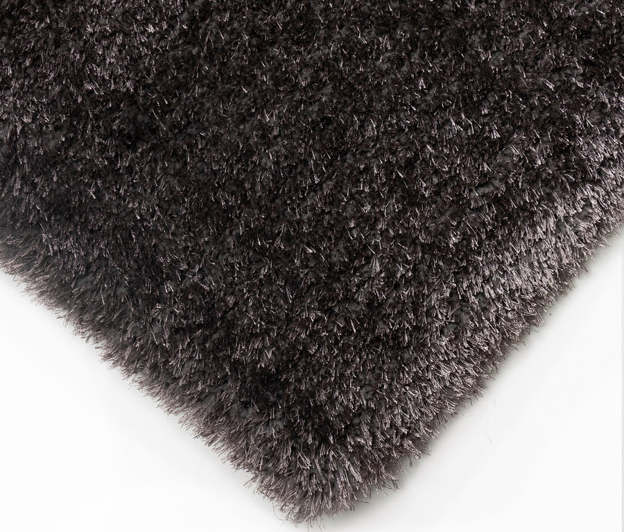 Detailansicht eines dunkelbraunen Teppichs »Silky«.