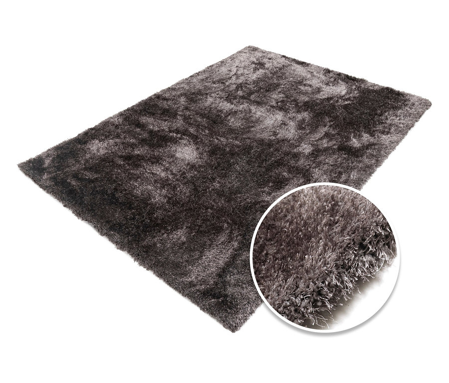 Dunkelbrauner Teppich »Silky« in verschiedenen Größen liegt auf einem weißen Untergrund.