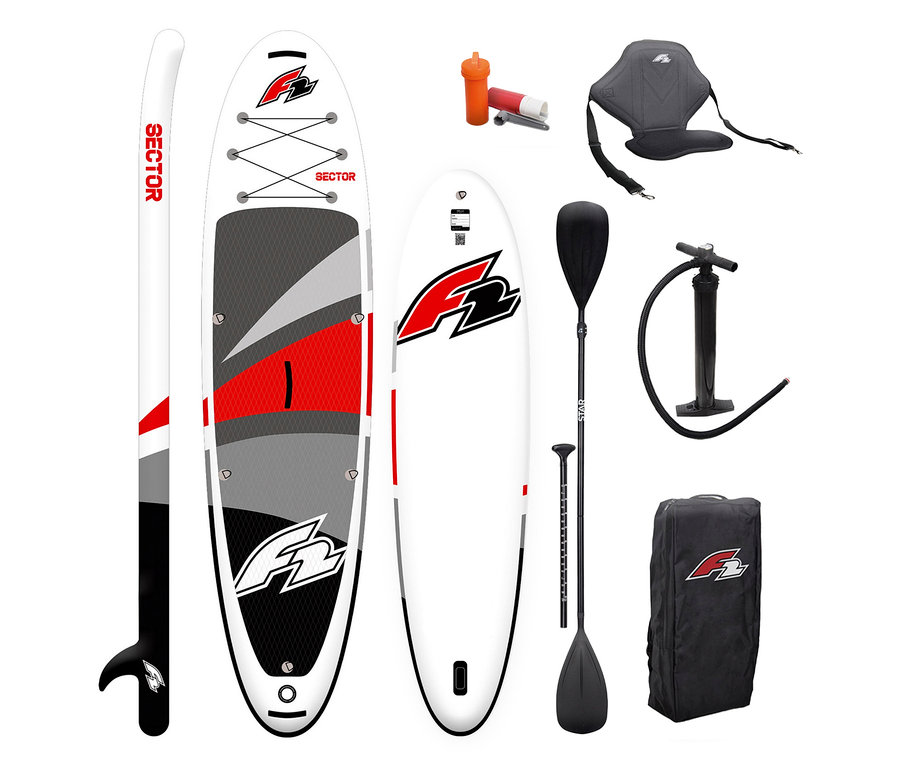 Zwei F2 SUP Boards »Sector« und Zubehör wie Paddel, Pumpe, Sitz und Tasche liegen auf weißem Grund.