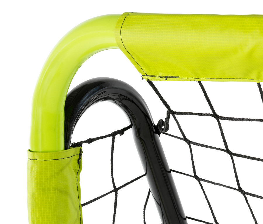 Detail einer Ecke des EXIT Fußballtors »Tempo 1800« mit schwarzem Netz und gelbgrünem Rahmen.