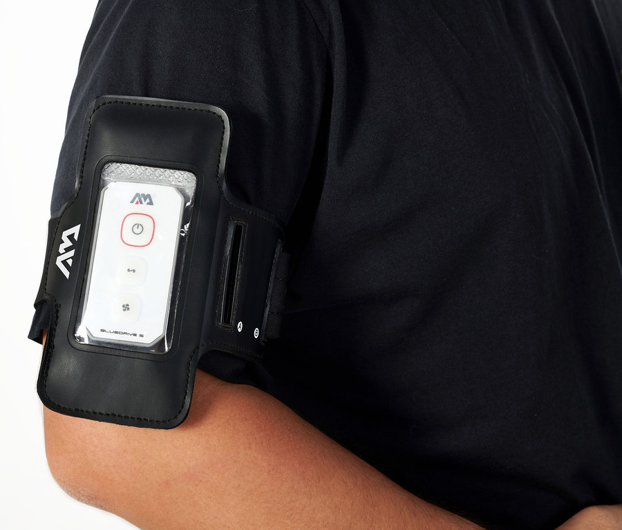 Mann trägt am Arm befestigt einen Motor »BlueDrive S Power Fin« in einer schwarzen Hülle.