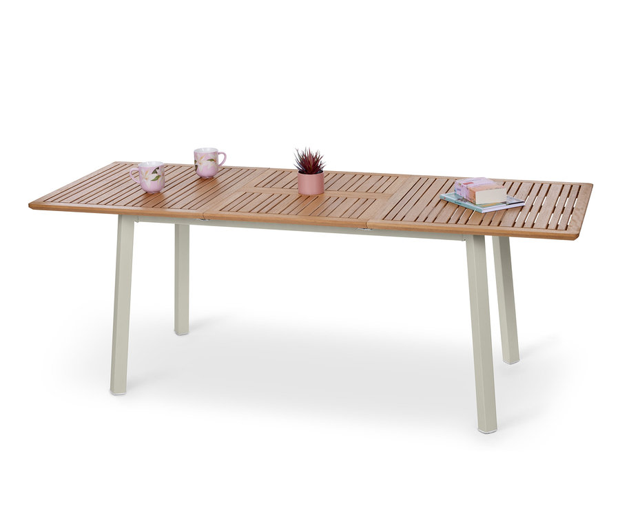 Ausziehbarer Gartentisch »Liska« mit zwei Tassen, einer kleinen Topfpflanze und Büchern.