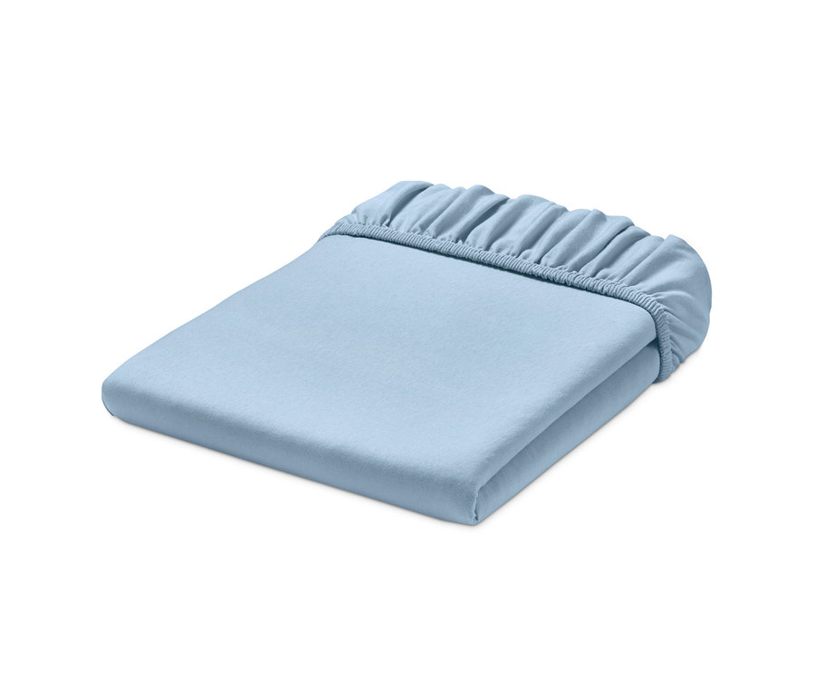 Ein blaues Jersey-Spannbettlaken liegt gefaltet.