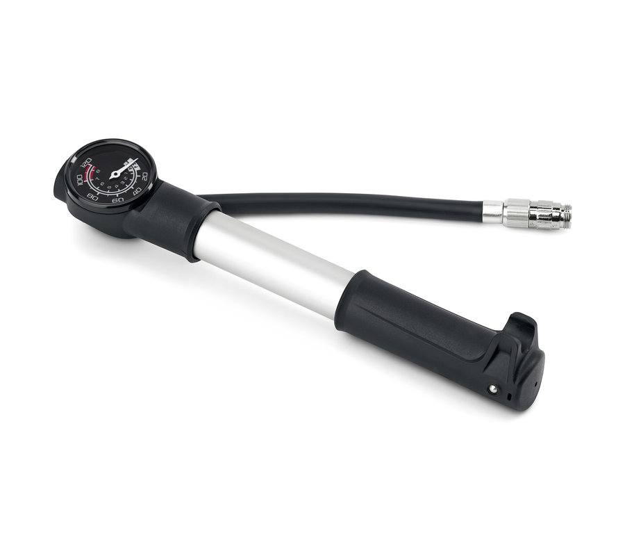 Eine schwarz-silberne 2-Wege-Minipumpe auf weißem Hintergrund.