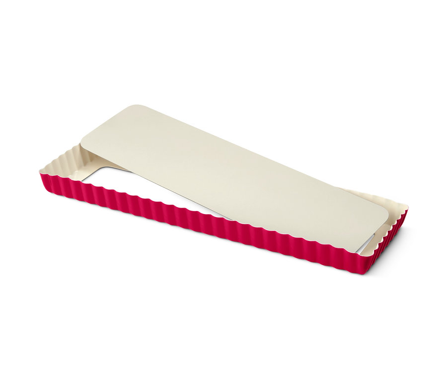 Eine rote Tarteform mit herausnehmbarem Boden.