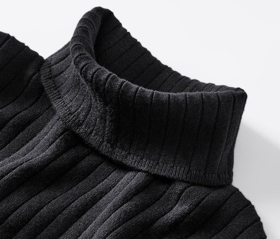Detailansicht eines schwarzen, gerippten Rollkragenpullovers.