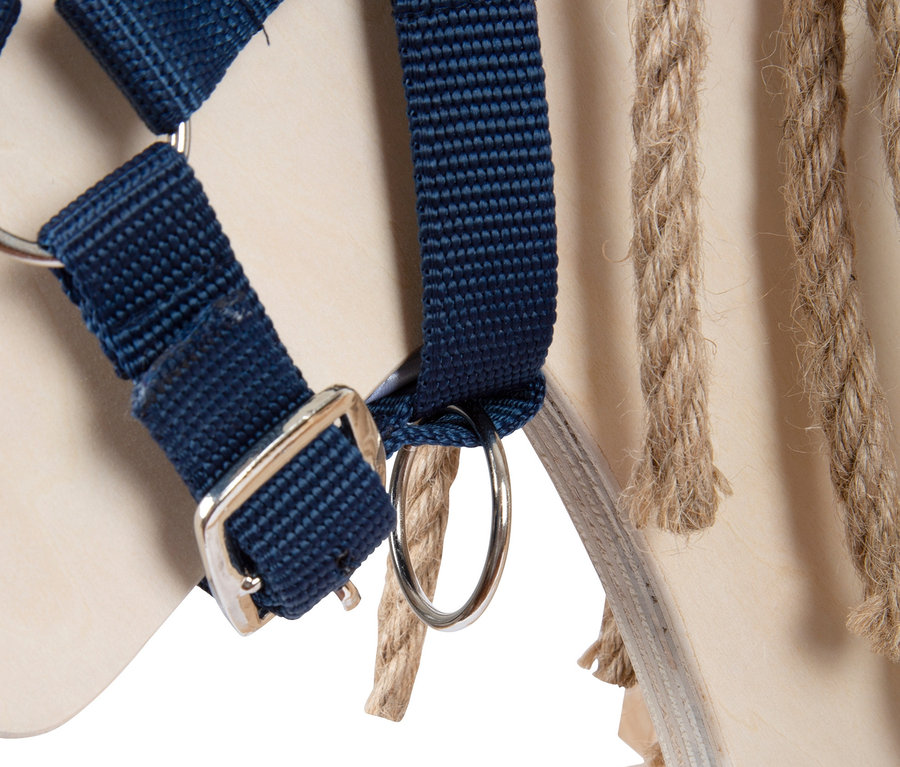 Detailansicht eines small foot Holzpferds, kompakt, mit blauem Gurtzeug.