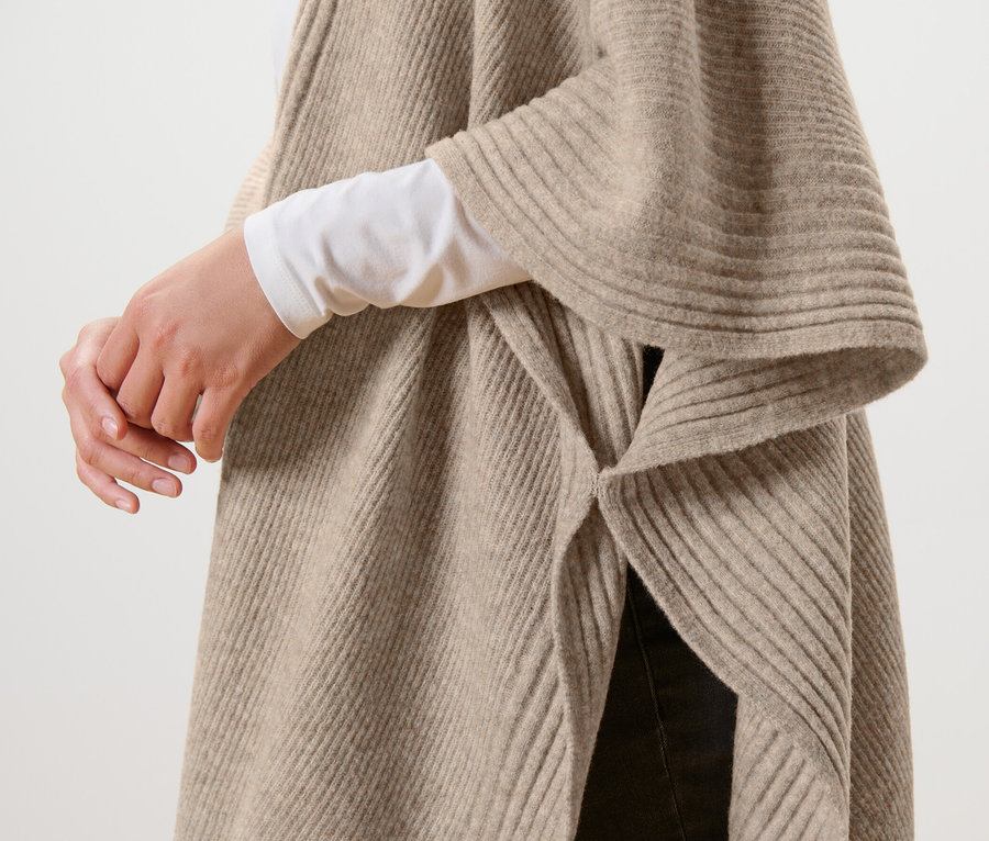 Detailaufnahme eines beigen Strick-Capes.