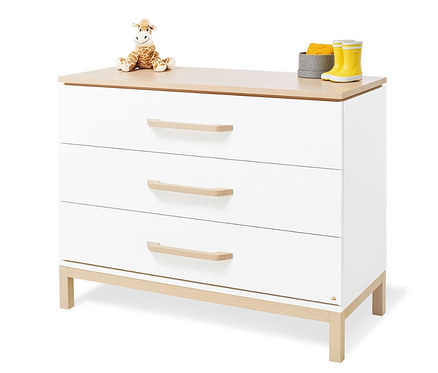 Kommode mit drei Schubladen. Auf der Oberseite sitzen ein Plüschgiraffe und Kindergummistiefel. 3-teiliges, großes Pinolino Set »Light« breit