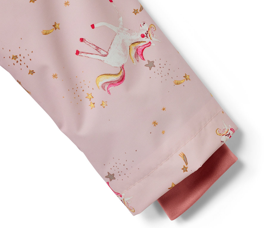 Detail einer rosa Kinder-Thermo-Regenjacke mit Einhorn- und Sternenmuster.