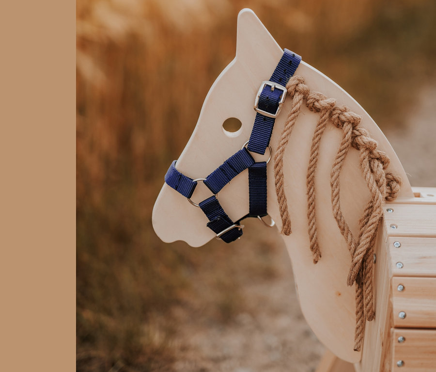 Detailaufnahme des small foot Holzpferds, kompakt, mit blauem Zaumzeug und Seil-Mähne.
