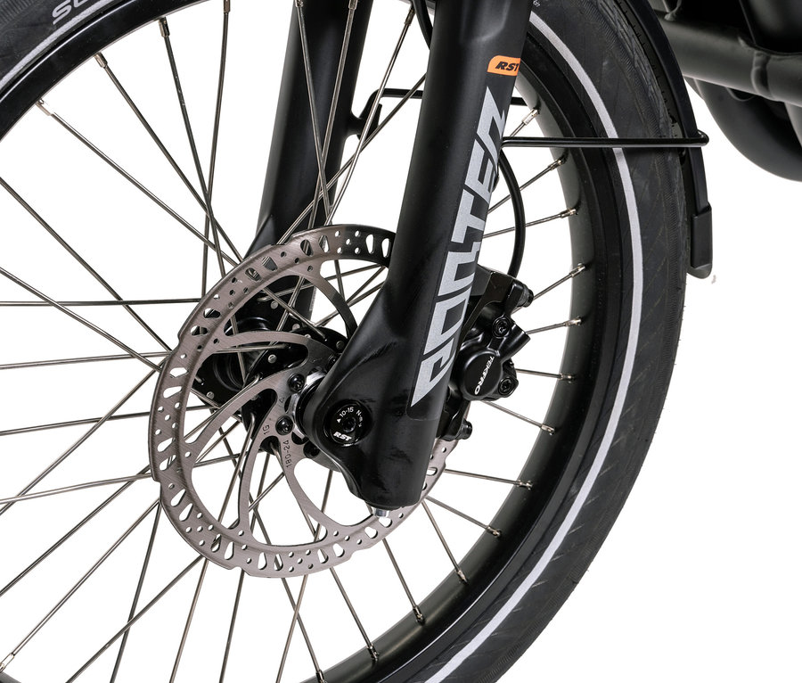 Detailaufnahme vom Vorderrad eines HAWK Bikes Lastenrad E-Cargo 2.2 Bafang mit Scheibenbremse.