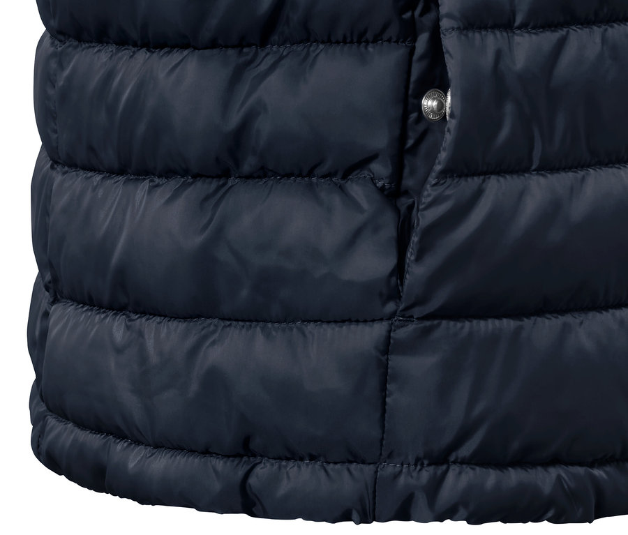 Detailansicht einer Wende-Steppweste.