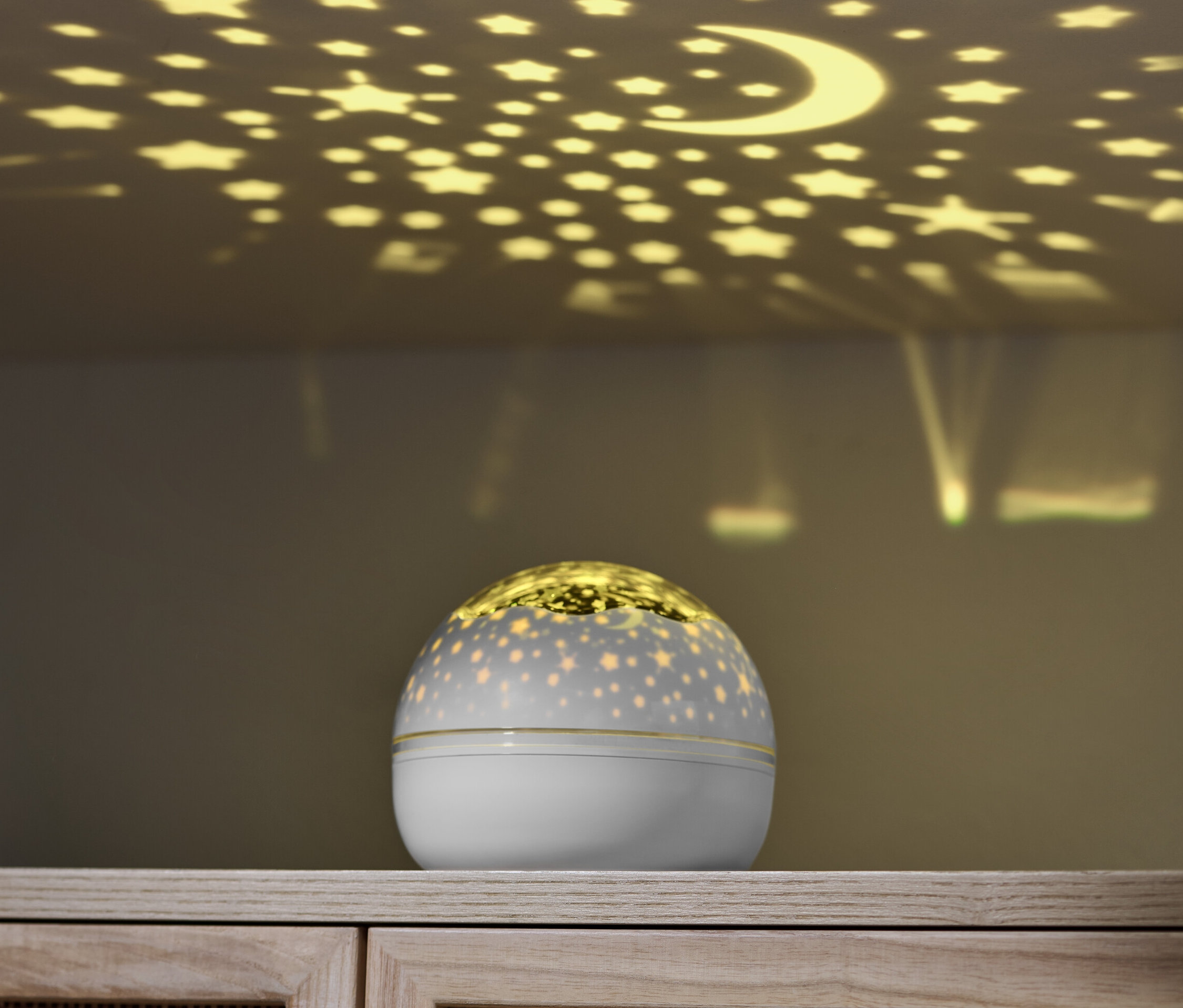 LED-Sternenlicht-Projektor projiziert Sterne und einen Mond an die Decke.