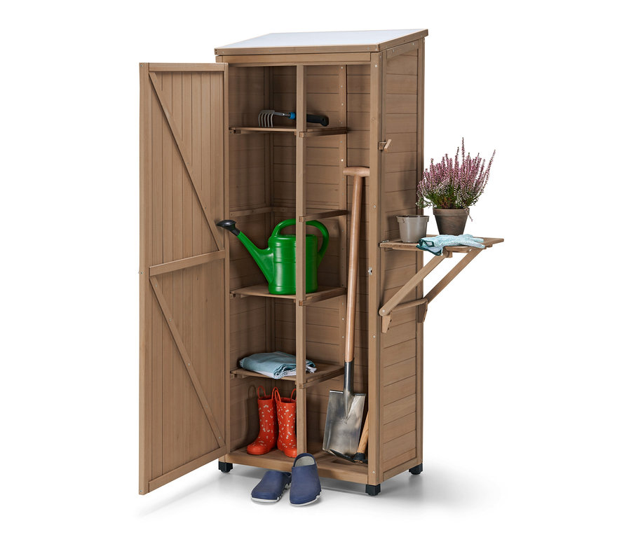 Geöffneter großer Gartenschrank "Tinus" mit hochklappbarem Seitenregal, in dem sich Gartengeräte, eine Gießkanne, Gummistiefel und Blumen befinden.