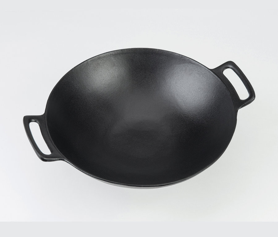 Schwarzer Landmann Grillwok auf weißem Hintergrund.