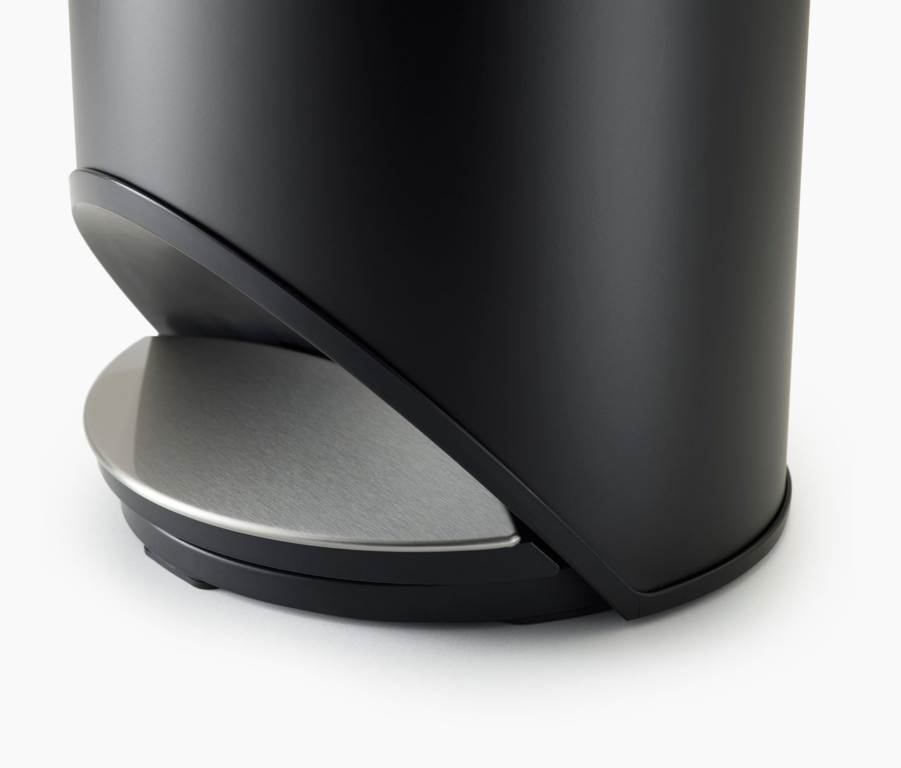 Detailansicht eines schwarzen, ovalen Joseph Joseph Slimline Treteimers, 30 l, mit Edelstahl-Tretmechanismus.