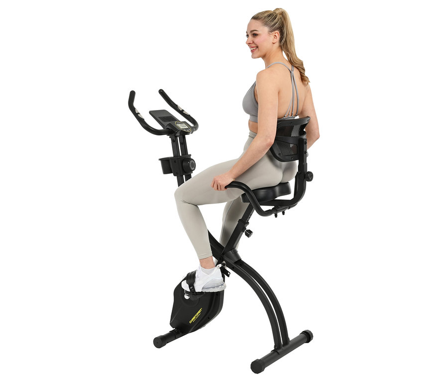 Frau trainiert auf einem Heimtrainer.