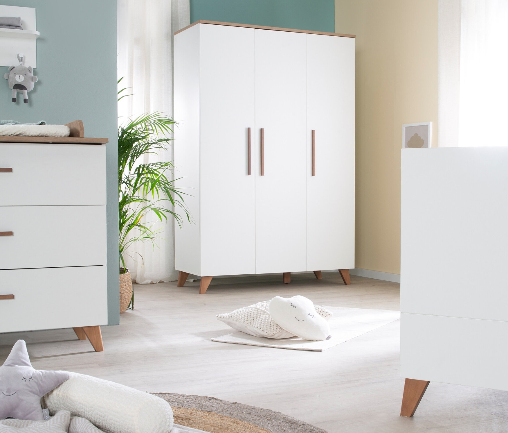 Zimmer mit weißen Kindermöbeln und Pflanze, inklusive roba 3-türiger Kleiderschrank »Ole«.