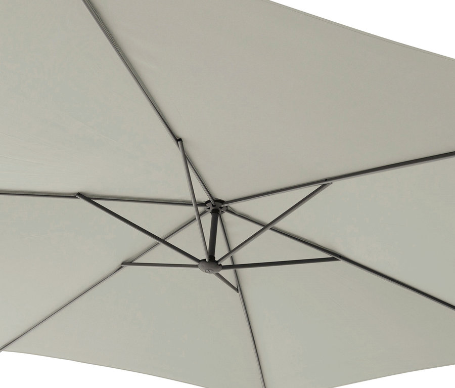 Ansicht von unten auf einen hellgrauen Leco Ampelschirm* Ø 300 cm, inklusive Schirmständer und Abdeckhaube.