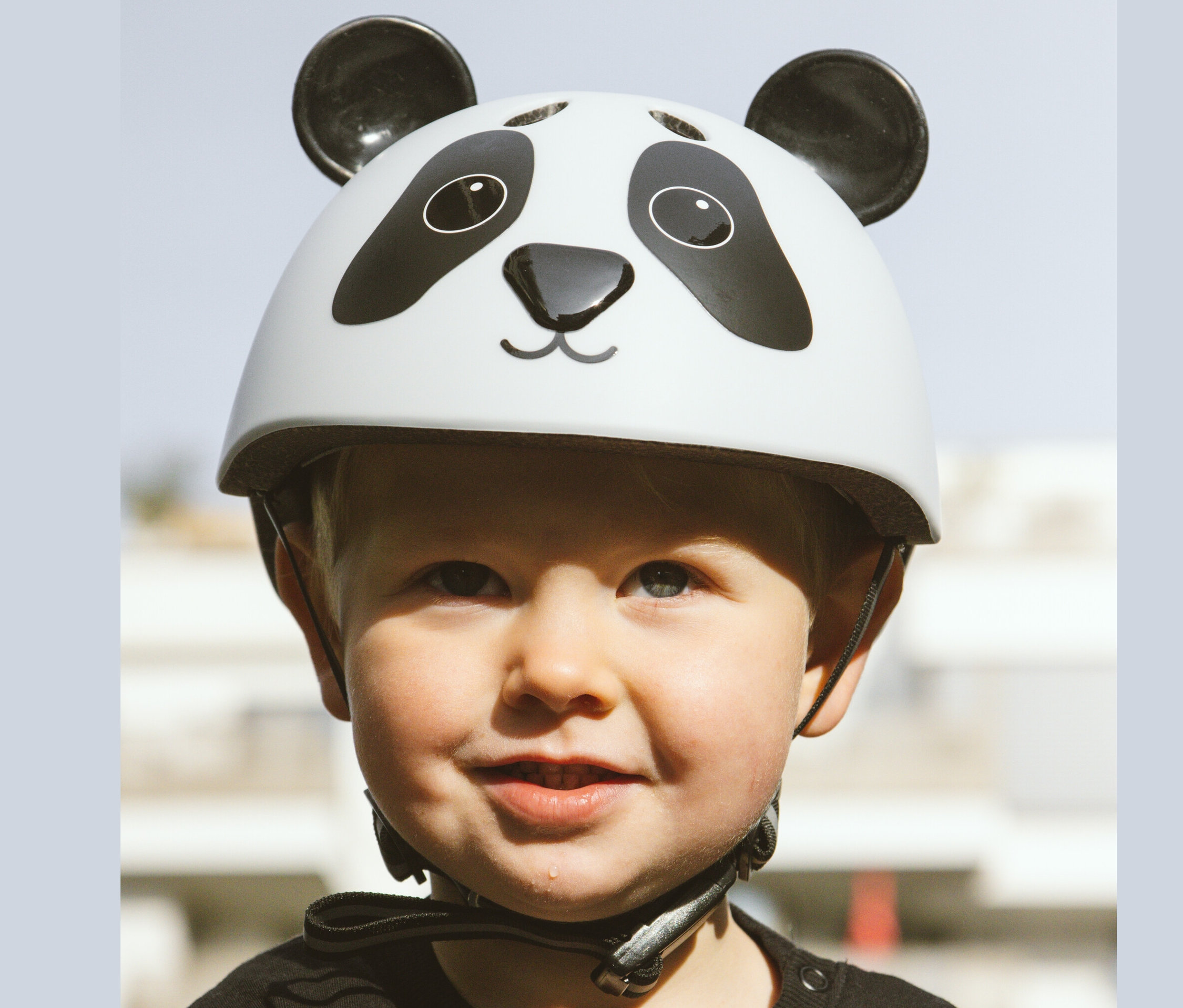 Porträt eines lächelnden Kindes mit HUDORA Kinderhelm »Pandy«, 48–52.