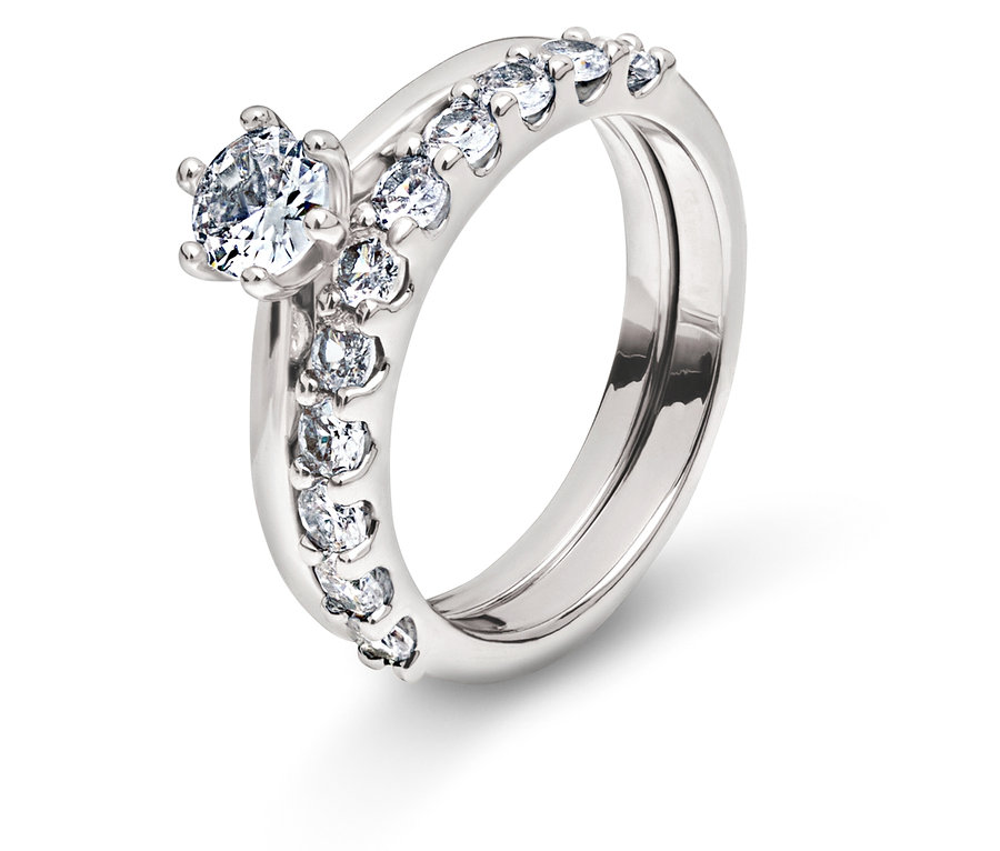 Zwei silberne Ringe mit klaren Steinen auf weißem Hintergrund.