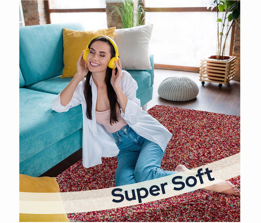 Frau mit gelben Kopfhörern sitzt auf Teppich »Relic«, autumn spice.