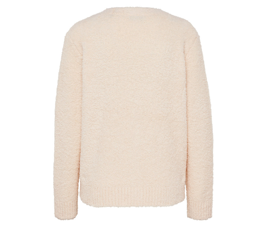 Ein beiger Pullover mit langen Ärmeln auf weißem Hintergrund.