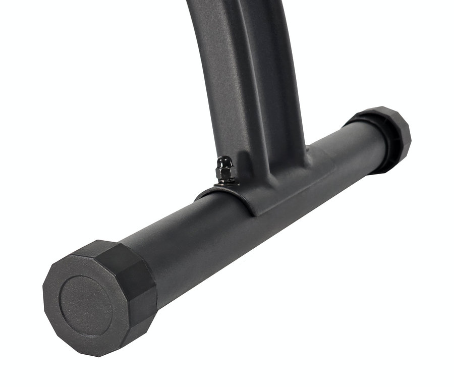 Detailaufnahme einer schwarzen Metallbasis mit Fuß.