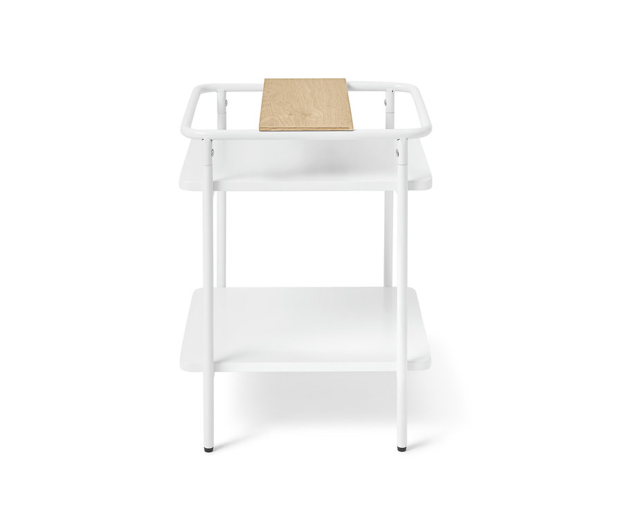 Weißer Beistelltisch mit zwei Ablagen und einer Holzplatte oben.