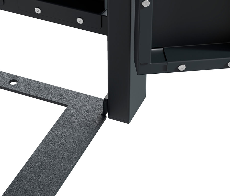 Detail einer Ecke der schwarzen Mülltonnenbox mit Blumenkasten, 3er.