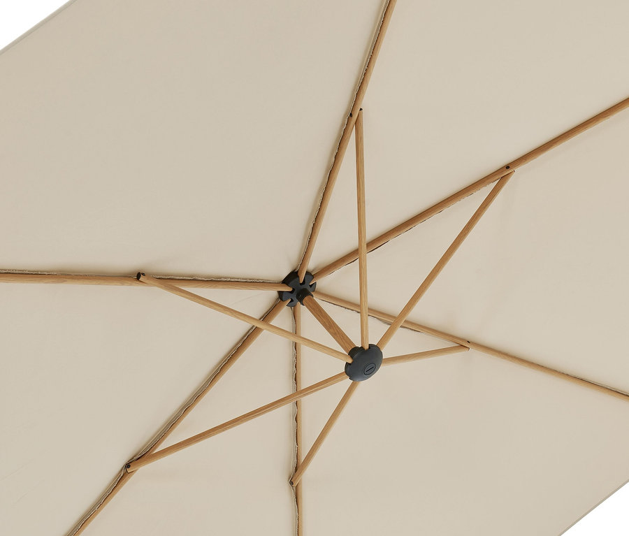 Ansicht von unten des beigen Leco Ampelschirms mit Holzrahmen.