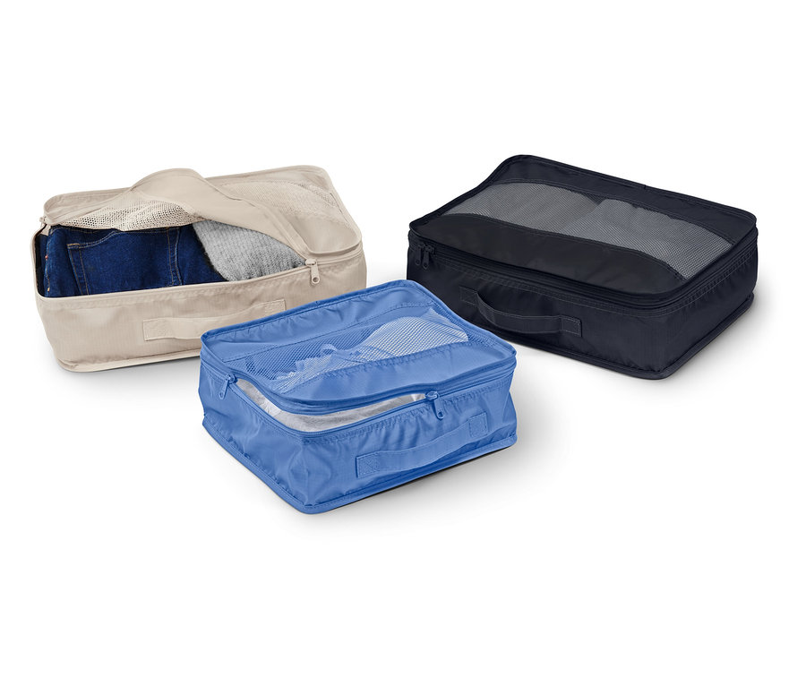 Drei Stoff-Organizer-Boxen in Beige, Blau und Schwarz liegen auf einem weißen Hintergrund.